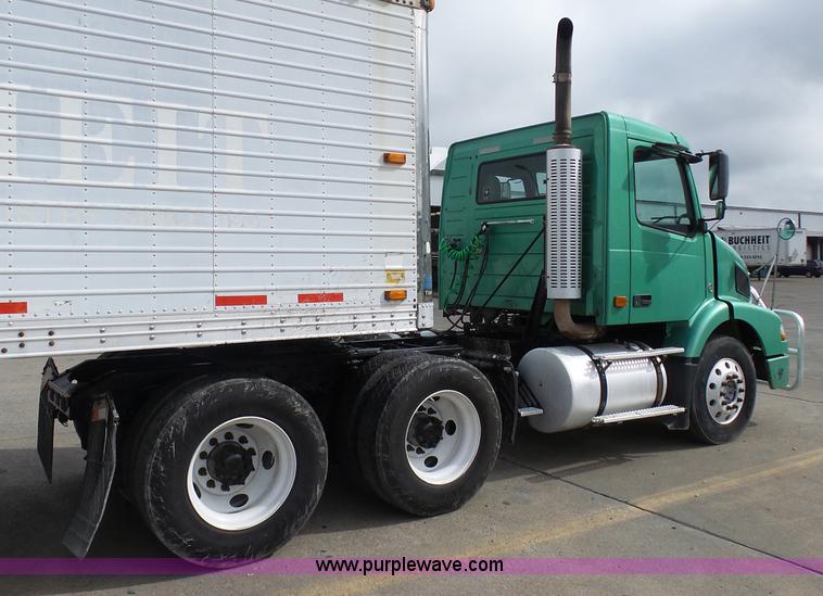 image for item K7962 2007 Volvo VNM semi truck