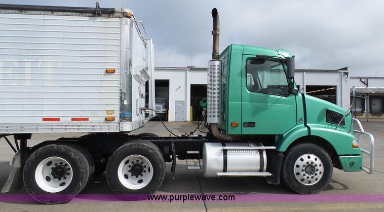 image for item K7962 2007 Volvo VNM semi truck