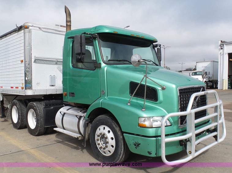 image for item K7962 2007 Volvo VNM semi truck