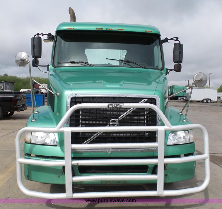 image for item K7962 2007 Volvo VNM semi truck