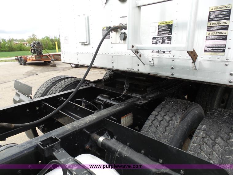 image for item K7962 2007 Volvo VNM semi truck