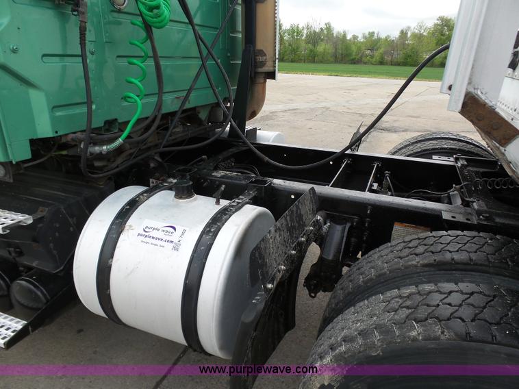 image for item K7962 2007 Volvo VNM semi truck