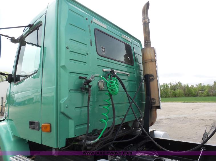 image for item K7962 2007 Volvo VNM semi truck