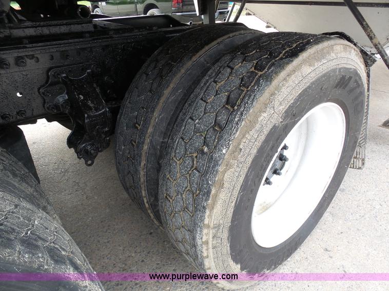 image for item K7962 2007 Volvo VNM semi truck