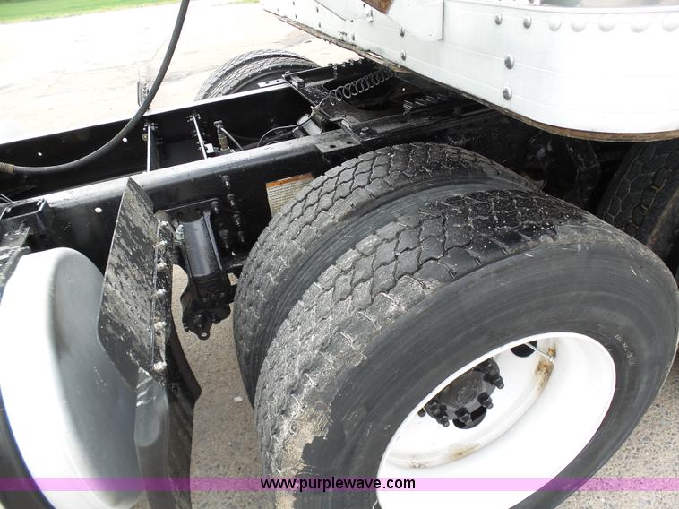 image for item K7962 2007 Volvo VNM semi truck