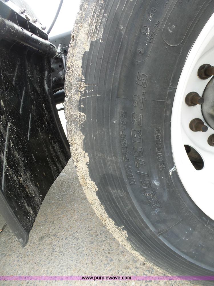 image for item K7962 2007 Volvo VNM semi truck