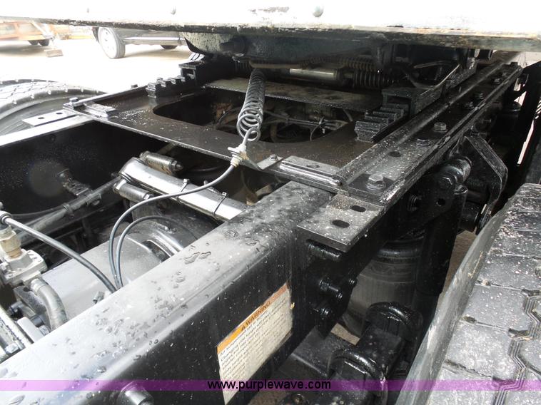 image for item K7962 2007 Volvo VNM semi truck