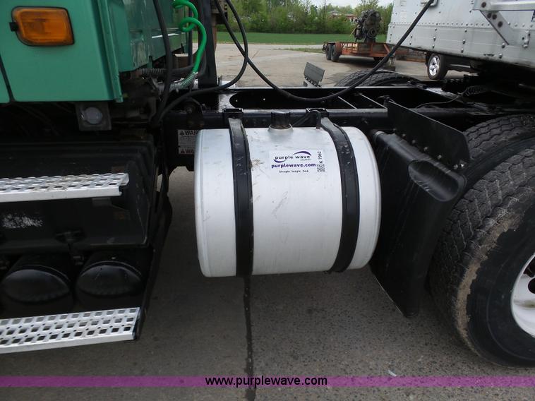 image for item K7962 2007 Volvo VNM semi truck