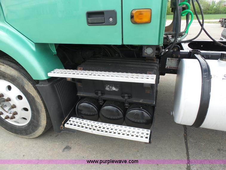 image for item K7962 2007 Volvo VNM semi truck