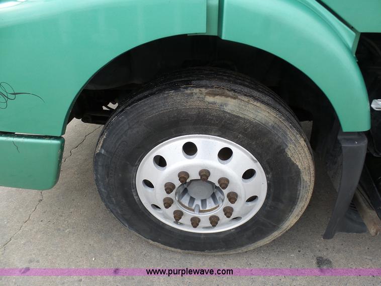 image for item K7962 2007 Volvo VNM semi truck