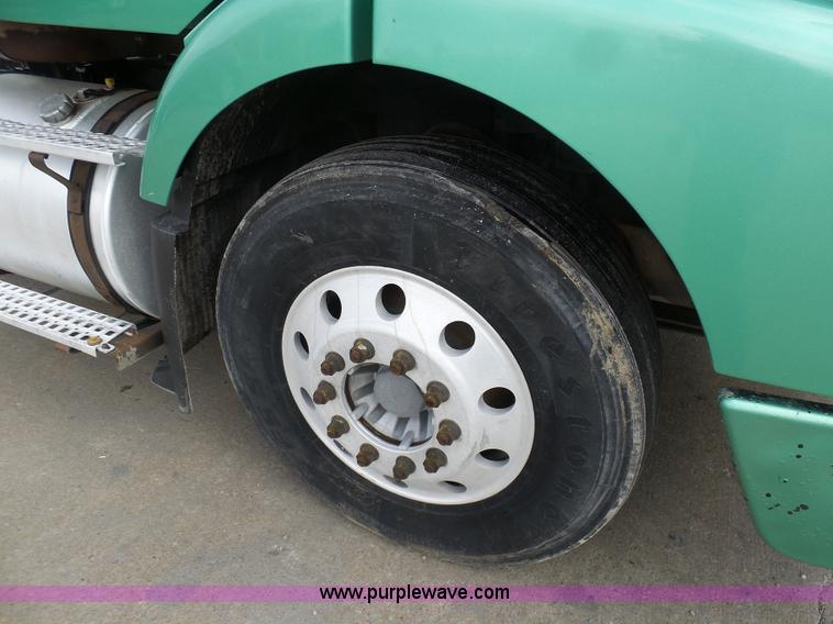 image for item K7962 2007 Volvo VNM semi truck