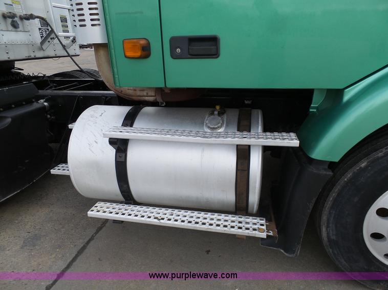 image for item K7962 2007 Volvo VNM semi truck