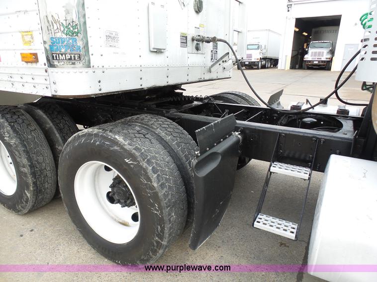 image for item K7962 2007 Volvo VNM semi truck