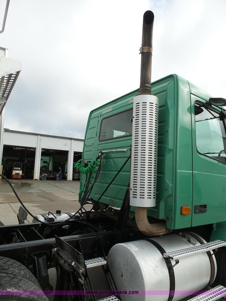 image for item K7962 2007 Volvo VNM semi truck