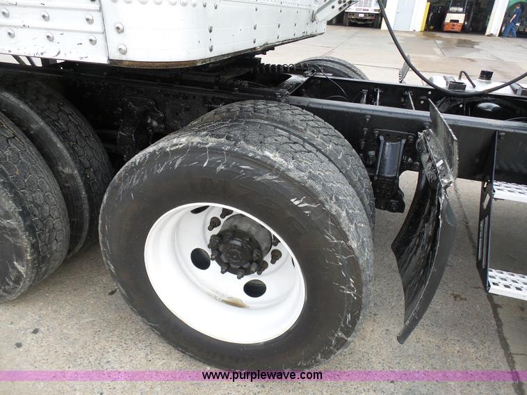 image for item K7962 2007 Volvo VNM semi truck