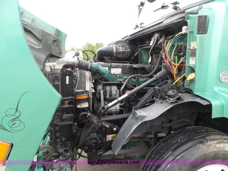 image for item K7962 2007 Volvo VNM semi truck