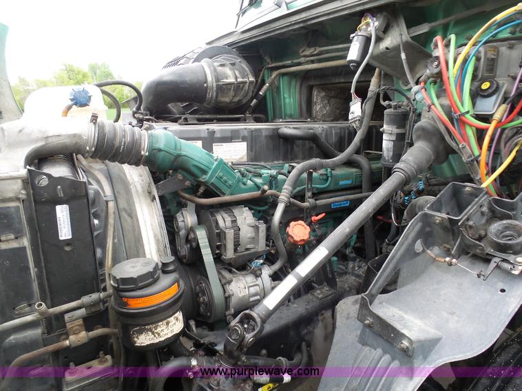 image for item K7962 2007 Volvo VNM semi truck