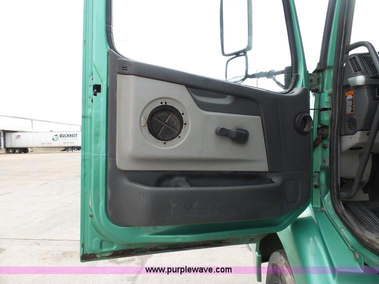 image for item K7962 2007 Volvo VNM semi truck