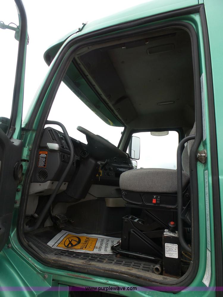 image for item K7962 2007 Volvo VNM semi truck