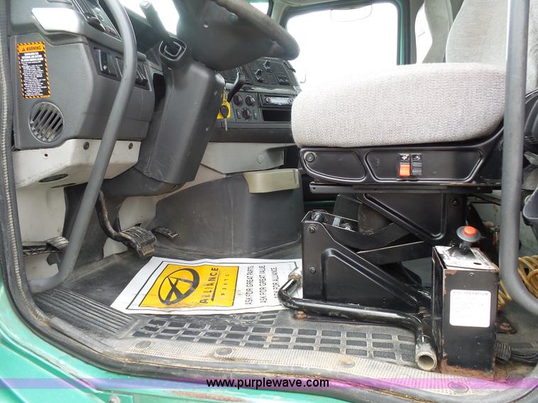 image for item K7962 2007 Volvo VNM semi truck