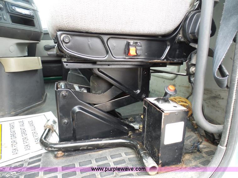 image for item K7962 2007 Volvo VNM semi truck