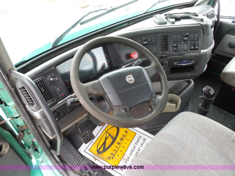 image for item K7962 2007 Volvo VNM semi truck