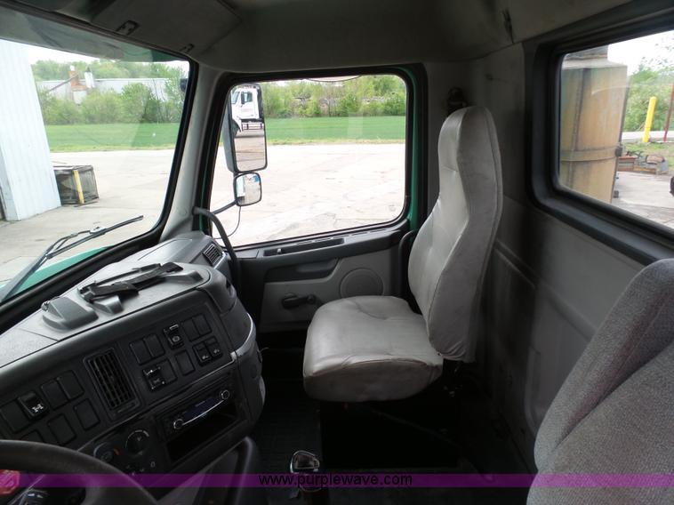image for item K7962 2007 Volvo VNM semi truck