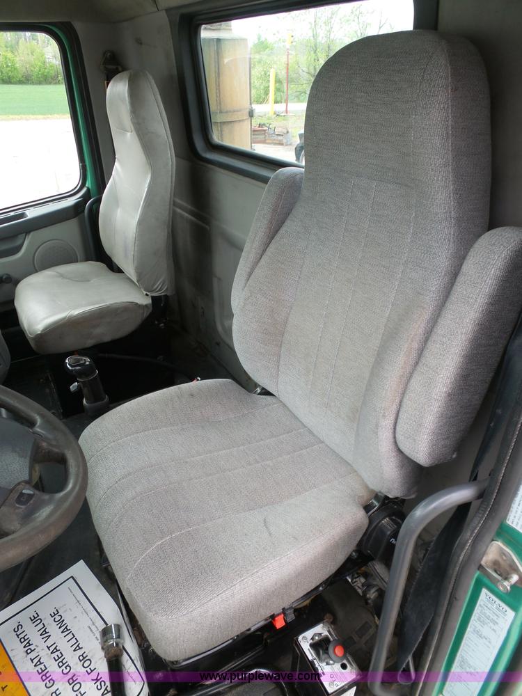 image for item K7962 2007 Volvo VNM semi truck