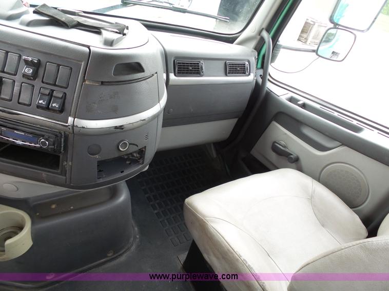 image for item K7962 2007 Volvo VNM semi truck
