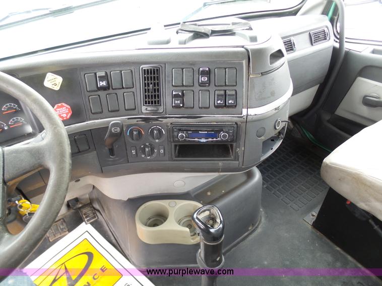 image for item K7962 2007 Volvo VNM semi truck