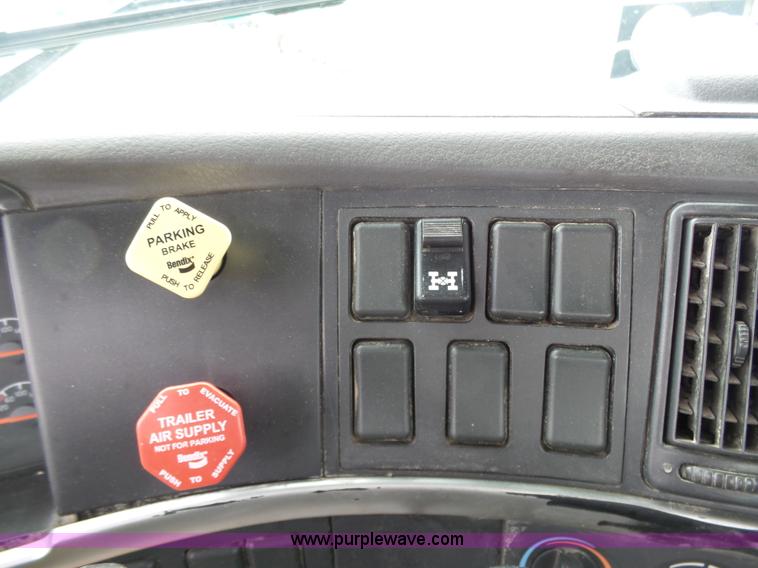 image for item K7962 2007 Volvo VNM semi truck