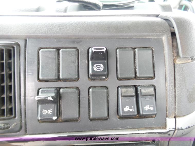 image for item K7962 2007 Volvo VNM semi truck