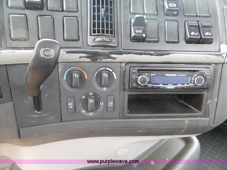 image for item K7962 2007 Volvo VNM semi truck