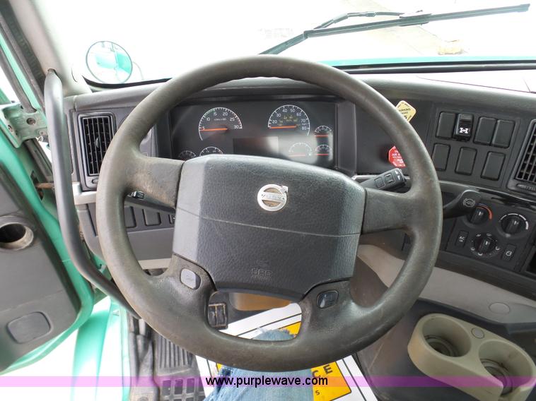 image for item K7962 2007 Volvo VNM semi truck