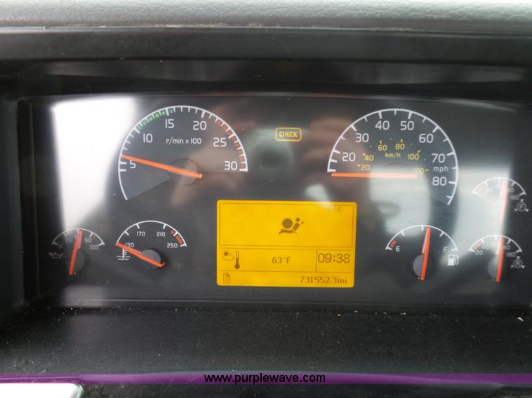 image for item K7962 2007 Volvo VNM semi truck