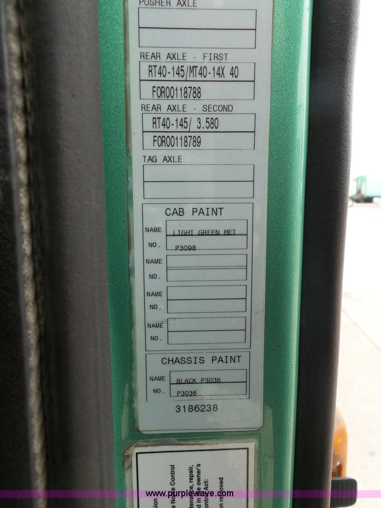 image for item K7962 2007 Volvo VNM semi truck