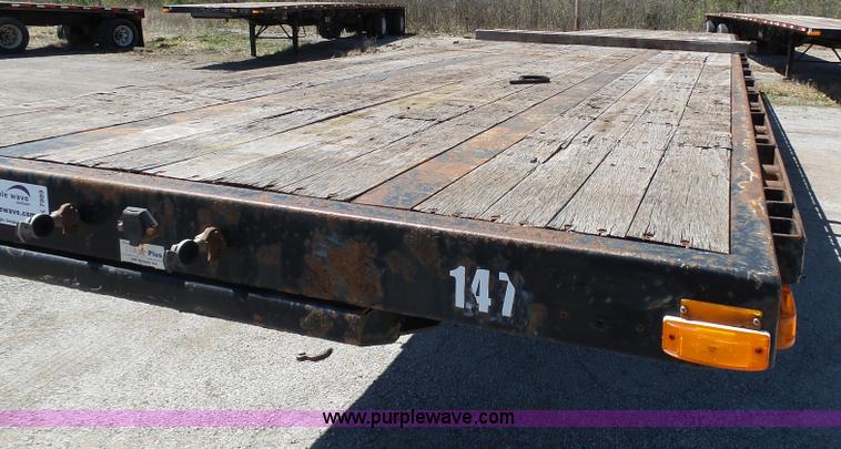 image for item K7989 2005 Transcraft TL-2000 flatbed trailer