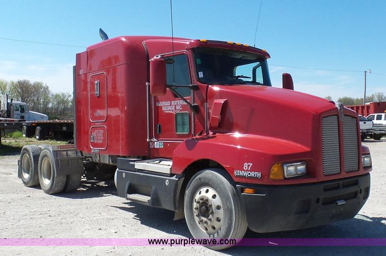 image for item K7991 2005 Kenworth T600 semi truck