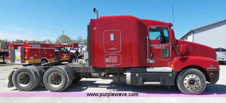 image for item K7991 2005 Kenworth T600 semi truck
