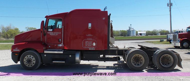 image for item K7991 2005 Kenworth T600 semi truck