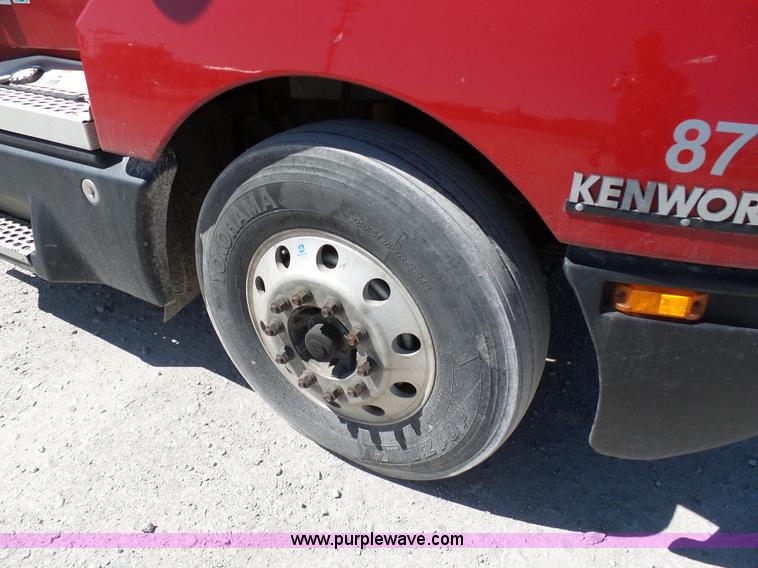 image for item K7991 2005 Kenworth T600 semi truck