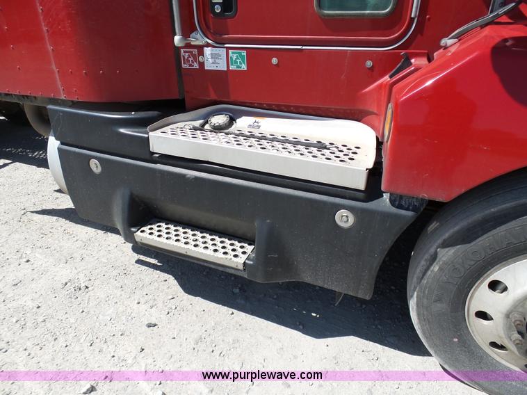 image for item K7991 2005 Kenworth T600 semi truck