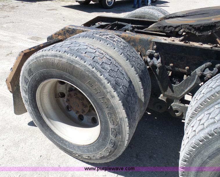 image for item K7991 2005 Kenworth T600 semi truck