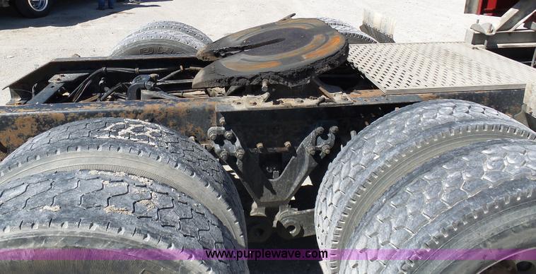 image for item K7991 2005 Kenworth T600 semi truck