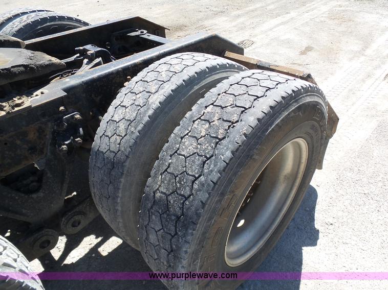 image for item K7991 2005 Kenworth T600 semi truck