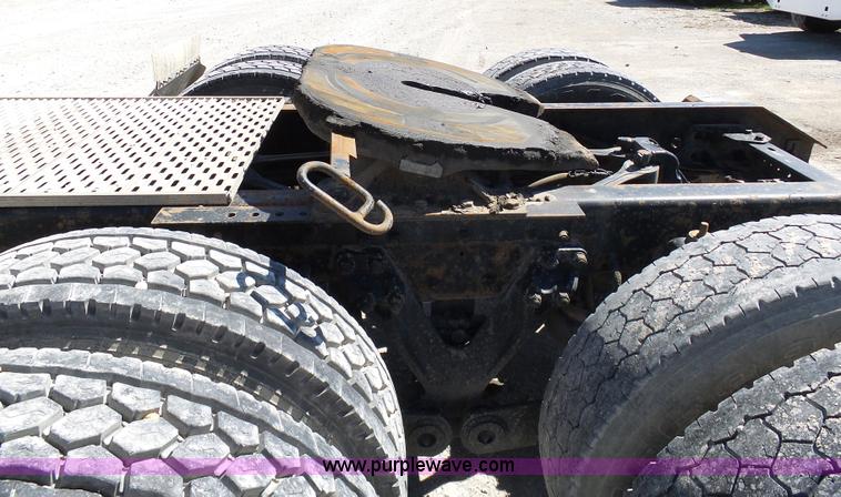 image for item K7991 2005 Kenworth T600 semi truck