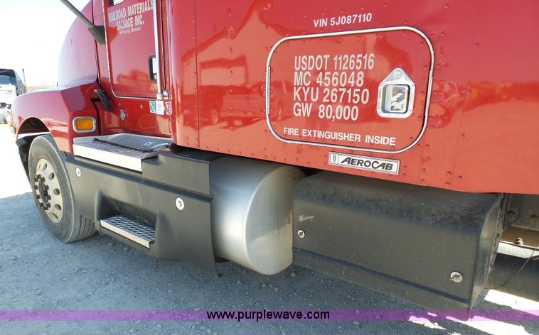 image for item K7991 2005 Kenworth T600 semi truck