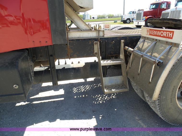 image for item K7991 2005 Kenworth T600 semi truck