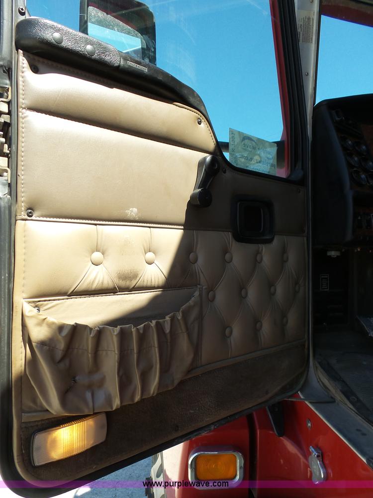 image for item K7991 2005 Kenworth T600 semi truck