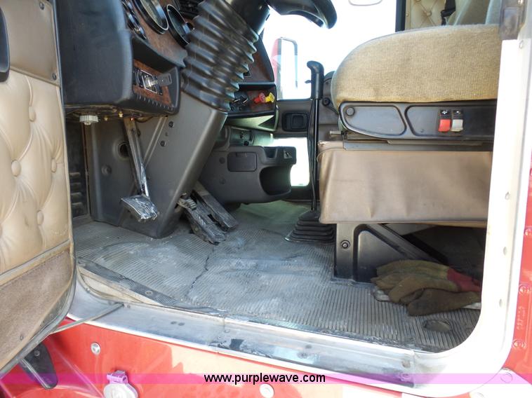 image for item K7991 2005 Kenworth T600 semi truck